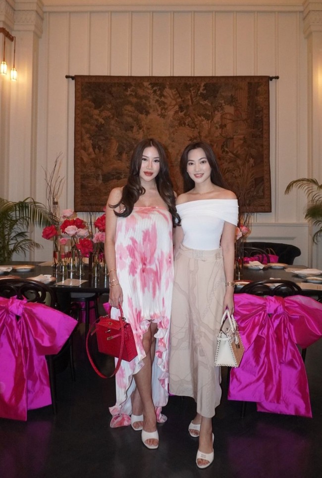 Sesuai dengan jenis kelamin calon anak kedua Kezia, acara baby shower tersebut didominasi dengan warna pink. Meski simpel, namun dekorasinya tetap terlihat elegan. Foto: Instagram/@keziatoemion