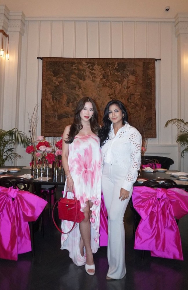 Dalam foto-foto unggahannya terlihat masing-masing bangku dihias dengan pita warna pink berukuran besar. Di bagian tengah mejanya juga terdapat bunga-bunga mawar berwarna senada. Foto: Instagram/@keziatoemion