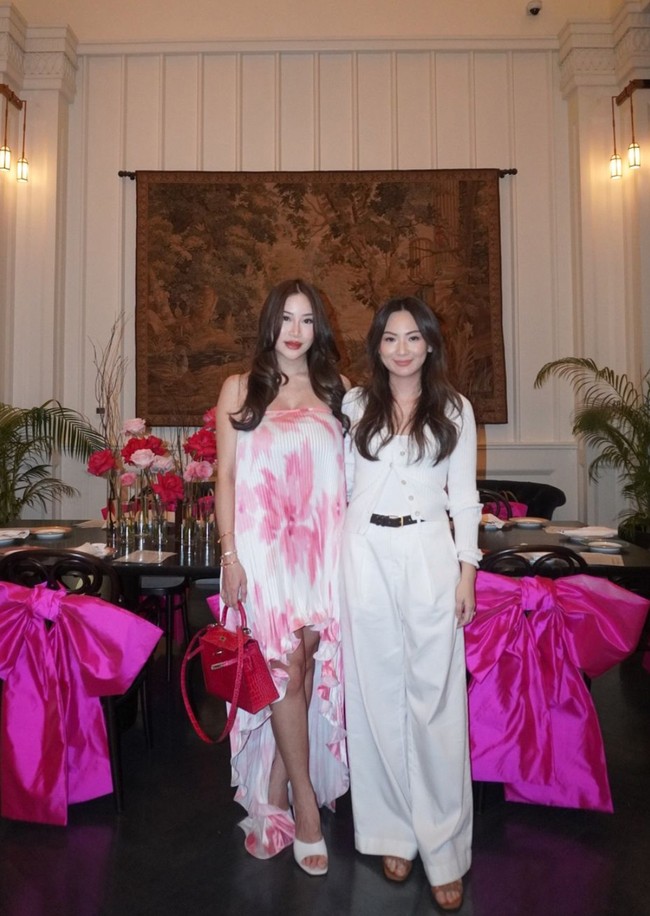 Dari foto-foto yang dibagikan juga terlihat para sahabat yang hadir kompak mengenakan pakaian bernuansa putih dan krem. Foto: Instagram/@keziatoemion