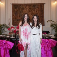 Dari foto-foto yang dibagikan juga terlihat para sahabat yang hadir kompak mengenakan pakaian bernuansa putih dan krem. Foto: Instagram/@keziatoemion