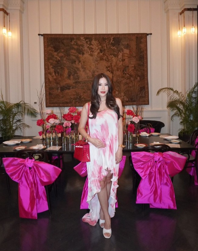 Istri Bambang Aditya Trihatmanto sekaligus menantu Bambang Trihatmodjo, Kezia Toemion baru saja mendapat kejutan acara baby shower dari para sahabat. Melalui akun Instagram pribadinya Kezia membagikan foto-foto acara kejutan baby showernya tersebut. Foto: Instagram/@keziatoemion