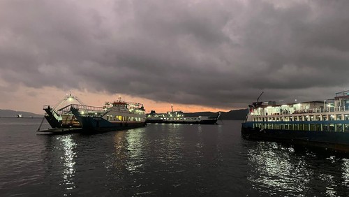 KMP Gerbang Samudera 5 kandas di perairan Selat Bali tepatnya di sebelah utara Dermaga LCM Pelabuhan Gilimanuk, Bali akibat angin dan arus kencang, Sabtu (25/5/2024).