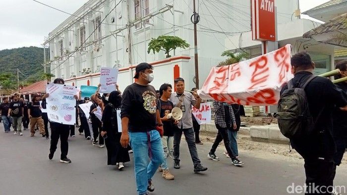 Koalisi Jurnalis Gorontalo berunjuk rasa di Bundaran Saronde Kota Gorontalo.