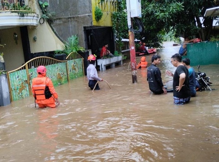 Hujan Lebat Memicu Banjir di Jakarta pada Akhir Pekan Panjang