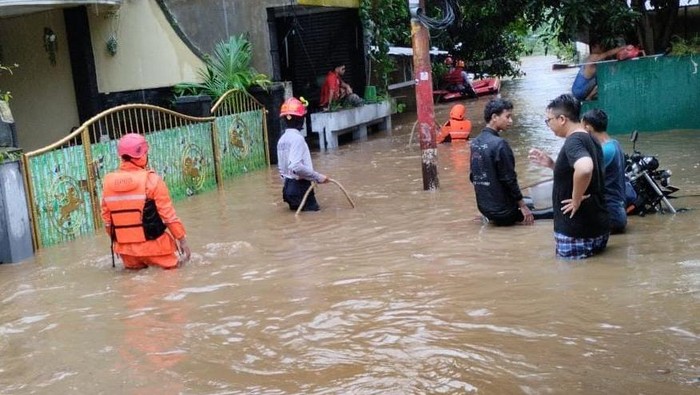 Tingginya Curah Hujan Sebabkan 38 RT di Jakarta Terendam Banjir, Pejaten Timur Terdampak Parah dengan Ketinggian 2,6 Meter