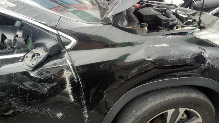 Kondisi mobil CRV Turbo yang dikemudikan pelajar usai menabarak mobil showroom di Jalan Nibung Raya, Kota Medan. (Dok Polsek Medan Baru)