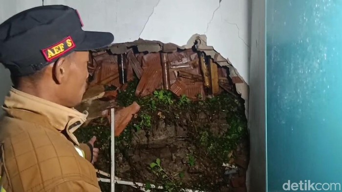 Kondisi rumah yang tertimpa tanah longsor di Pamulihan, Sumedang, Jumat (24/5/2024) malam.