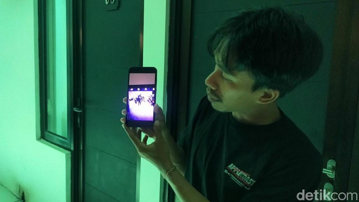 Korban menunjukkan rekaman CCTV saat motornya sebelum dicuri.