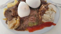 Di Kawasan Neglasari, Tangerang, ada Siomay Ivan favorit banyak orang. Warung yang berdiri lebih dari 19 tahun ini punya racikan siomay dari daging babi dan daging ikan. Bisa dikengkapi dengan tahu putih, pare, kentang, dan siraman bumbu kacang. Per porsi dibanderol Rp 25.000 an. Foto: Instagram/Google Review