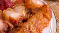 Selain bakso atau sate, di Tangerang juga ada penjual babi panggang legendaris. Salah satunya bisa ditemukan di Babi Panggang Budi yang sudah berjualan sejak tahun 1992. Menawarkan babi panggang yang dimasak dengan gaya benteng selama 4 jam loh. Foto : Instagram @babipanggang.budi