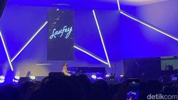 Aksi Laufey di Hari Pertama BNI Java Jazz Festival 2024