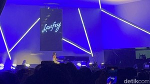 Laufey pun tersanjung dan tampil dengan epik. Gaun putih sederhana yang ia gunakan membuat penampilan Laufey semakin mempesona.  Foto: Pingkan Anggarini/ detikHOT