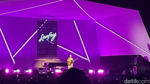 Aksi Laufey di Hari Pertama BNI Java Jazz Festival 2024