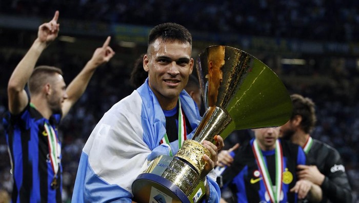 Soccer Football - Serie A - Inter Milan v Lazio - San Siro, Milan, Italy - May 19, 2024 Inter Milans Lautaro Martinez celebrates with the trophy after winning the Serie A REUTERS/Alessandro Garofalo