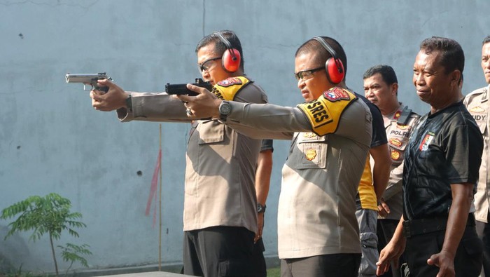 Lomba menembak di Polres Mojokerto.
