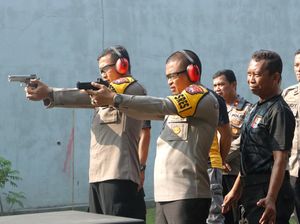 Serunya Lomba Menembak Sambut Hari Bhayangkara di Polres Mojokerto