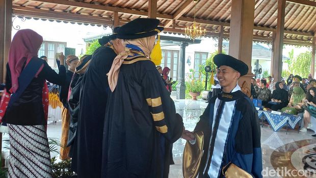 Lulusan SMA Unggulan CT ARSA Foundation  Sukoharjo, Moch Fajar Maulanasidik, saat ditemui sesi wisuda, Sabtu (25/5/2025)