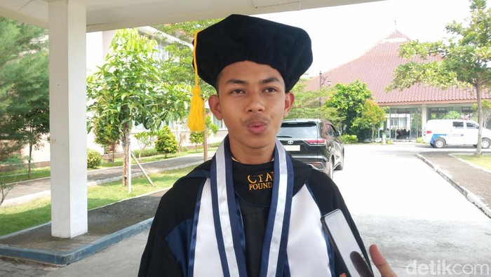 Lulusan SMA Unggulan CT ARSA Foundation  Sukoharjo, Moch Fajar Maulanasidik, saat ditemui sesi wisuda, Sabtu (25/5/2025)