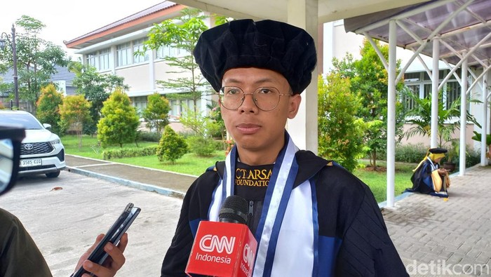 Lulusan SMA Unggulan CT ARSA Foundation Sukoharjo, Muhammad Satriyo Wening, saat diwisuda, Sabtu (25/5/2024)