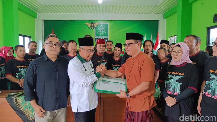 Mantan Direktur KAI dan Pertamina, Raden Ruli Adi (kanan) menyerahkan berkas formulir pendaftaran bakal calon bupati Purbalingga melalui PKB di kantor DPC setempat, Sabtu (25/5/2024).