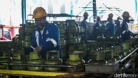 Gas dimasukkan lewat valve tabung elpiji.
