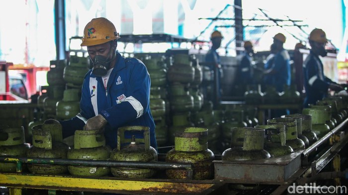 Suasana pekerja melakukan pengisian gas elpiji 3 kg di Stasiun Pengisian Bahan Bakar Elpiji (SPBBE) Tanjung Priok, Jakarta, Sabtu (25/5/2024).