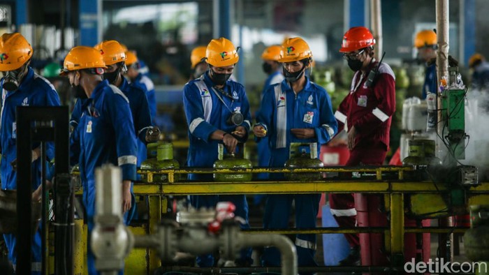 Suasana pekerja melakukan pengisian gas elpiji 3 kg di Stasiun Pengisian Bahan Bakar Elpiji (SPBBE) Tanjung Priok, Jakarta, Sabtu (25/5/2024).