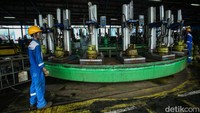Setiap tabung yang diturunkan dari truk disusun di atas chain conveyor, melaju melintasi timbangan di bagian Universal Filling Machine (UFM) untuk mengukur beratnya.
