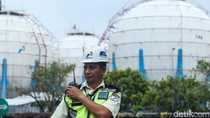 Mengintip Pengisian Gas Elpiji 3 Kg di SPBBE Tanjung Priok Suasana pekerja melakukan pengisian gas elpiji 3 kg di Stasiun Pengisian Bahan Bakar Elpiji (SPBBE) Tanjung Priok, Jakarta, Sabtu (25/5/2024).