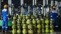 Tabung gas itu akan diisi ulang agar bisa digunakan lagi.