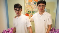 Dua pelukis muda penyandang autisme Rayendra Zeshan Mugijanto dan Oliver Wihardja menggelar pameran lukisan kolaborasi bertajuk Be My Friend yang menggambarkan pameran untuk merayakan persahabatan.
