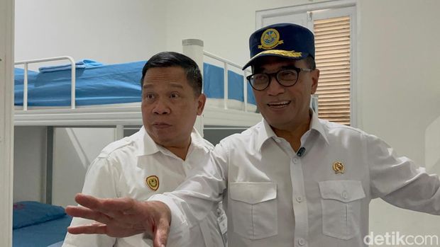 Menhub Budi Karya Sumadi berkunjung ke Politeknik Penerbangan Indonesia (PPI), Curug, Kecamatan Legok, Tangerang, dalam rangka meninjau fasilitas sekolah yang berada di bawah naungan BPSDMP (Ondang/detikcom)