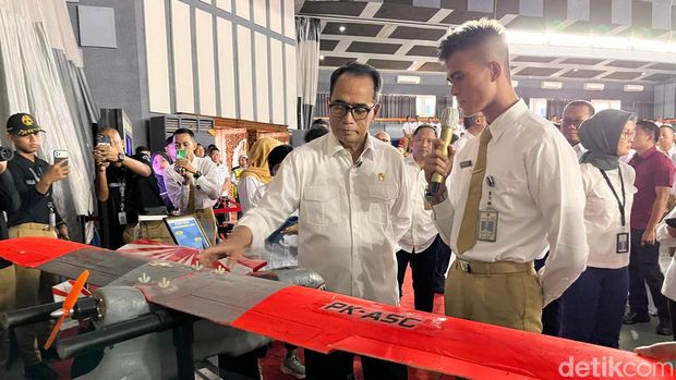 Menhub Budi Karya Sumadi berkunjung ke Politeknik Penerbangan Indonesia (PPI), Curug, Kecamatan Legok, Tangerang, dalam rangka meninjau fasilitas sekolah yang berada di bawah naungan BPSDMP (Ondang/detikcom)