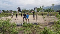 Minimnya fasilitas olahraga di desa tersebut membuat warga setempat memanfaatkan lahan perkebunan yang belum diolah sebagai sarana bermain.