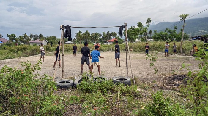Sejumlah remaja bermain sepakbola di areal kebun yang belum diolah di Desa Baliase, Marawola, Sigi, Sulawesi Tengah, Jumat (24/5/2024). Minimnya fasilitas olahraga di desa tersebut membuat warga setempat memanfaatkan lahan perkebunan yang belum diolah sebagai sarana bermain. ANTARA FOTO/Basri Marzuki/YU