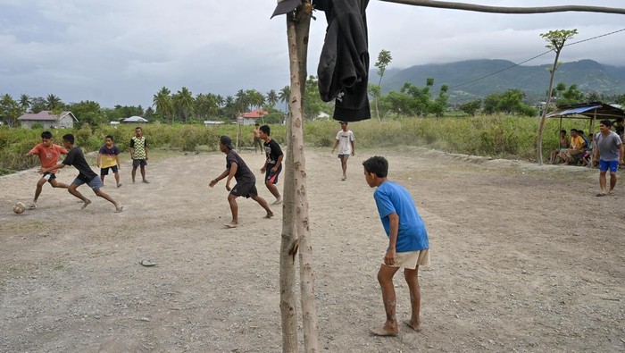 Sejumlah remaja bermain sepakbola di areal kebun yang belum diolah di Desa Baliase, Marawola, Sigi, Sulawesi Tengah, Jumat (24/5/2024). Minimnya fasilitas olahraga di desa tersebut membuat warga setempat memanfaatkan lahan perkebunan yang belum diolah sebagai sarana bermain. ANTARA FOTO/Basri Marzuki/YU