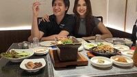 Sama-sama hobi makan, kali ini Kevin unggah foto ketika menyantap hidangan khas Korea bersama sang istri. Foto: Instagram @kevinaprilio