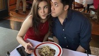 Tak sungkan berpose romantis, Kevin dan Vicy kompak menyantap sepiring pasta berdua. Foto: Instagram @kevinaprilio