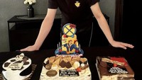 Ini deretan kue yang diterima Kevin pada hari ulang tahunnya. Semua kuenya serba cokelat. Foto: Instagram @kevinaprilio