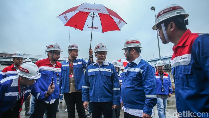 Menteri Perdagangan Zulkifli Hasan melakukan pengawasan Barang Dalam Keadaan Terbungkus (BDKT) dan Satuan Ukuran terhadap produk gas Elpiji 3 kg (subsidi) di SPBE PT Patra Trading, Jakarta Utara, Sabtu (25/5/2024).
