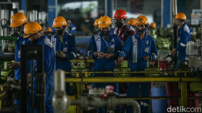 Menteri Perdagangan Zulkifli Hasan melakukan pengawasan Barang Dalam Keadaan Terbungkus (BDKT) dan Satuan Ukuran terhadap produk gas Elpiji 3 kg (subsidi) di SPBE PT Patra Trading, Jakarta Utara, Sabtu (25/5/2024).