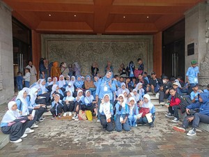 Senangnya Murid SD Kalimulya Depok Bertamasya Sambil Belajar di TMII