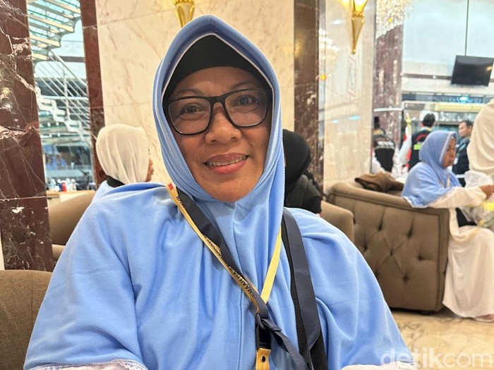 Murtiningsih, jemaah haji asal Semarang saat menceritakan keberangkatan haji yang delay 16 jam.