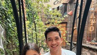 Ternyata gelato itu tak dinikmatinya sendiri, tapi Nana juga mengajak sang suami dan putrinya. Mereka menikmati es krimnya masing-masing. Foto: Instagram @nanamirdad_