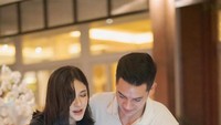 Kebersamaan mereka juga terlihat ketika perayaan ulang tahun Nana Mirdad. Andrew tampak menemaninya ketika memotong kue. Foto: Instagram @nanamirdad_