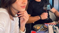 Nana Mirdad dan Andrew selalu menghabiskan waktu bersama. Ini momen mereka saat menikmati hidangan dan wine di sebuah restoran. Foto: Instagram @nanamirdad_