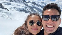 Nana Mirdad dan Andrew White, pasangan selebriti yang sampai kini usia pernikahannya telah mengijak 18 tahun. Keluarga mereka tampak harmonis dan jauh dari berita miring. Foto: Instagram @nanamirdad_