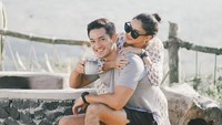 Satu lagi momen romantis antara Nana Mirdad dan Andrew White. Keduanya tampak berpose mesra dan tampak Andrew sedang menikmati secangkir kopi panas. Foto: Instagram @nanamirdad_