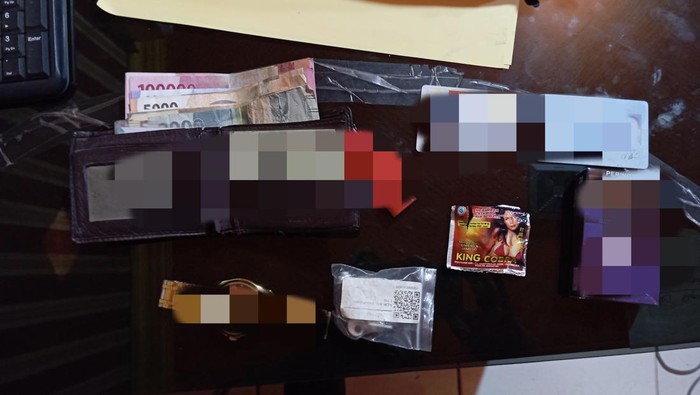 Obat kuat yang ditemukan bersama sejumlah barang milik pria yang meninggal di Warkop Pangku Gresik.