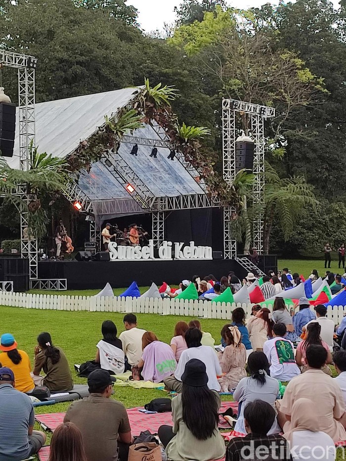 Para penonton yang kebanyakan dari kalangan milenial dan gen Z menyaksikan penampilan pemusik di Sunset di Kebun. Event ini digelar di Kebun Raya Bali, Tabanan, Sabtu (25/5/2024) (Ahmad Firizqi Irwan/detikBali) Para penonton yang kebanyakan dari kalangan milenial dan gen Z menyaksikan penampilan pemusik di Sunset di Kebun. Event ini digelar di Kebun Raya Bali, Tabanan, Sabtu (25/5/2024) (Ahmad Firizqi Irwan/detikBali)